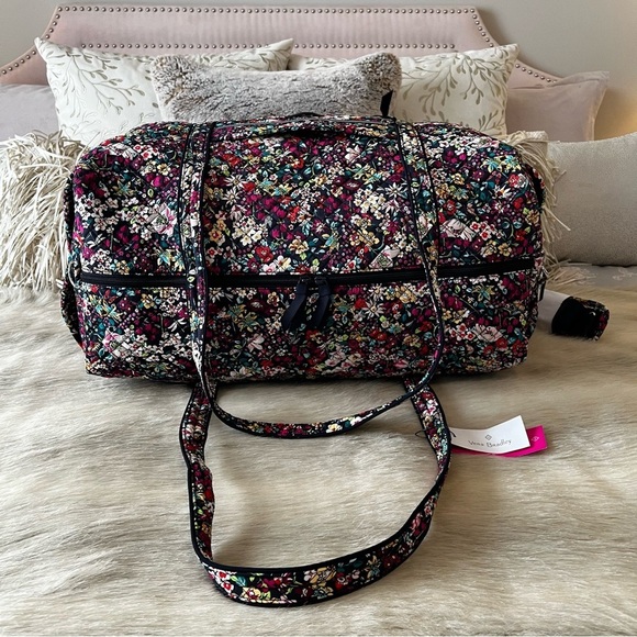 New Modern VERA BRADLEY Itsy Ditsy L Travel Duffle Bag Bandolier Purple Floral - Picture 11 of 13